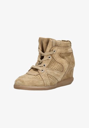 Baskets compensées en daim beige avec détails perforés, fermeture à lacets sur le devant et bout rond. Elles disposent d'un col rembourré et d'une semelle en caoutchouc texturée.