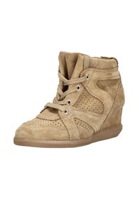 Zapatillas con cuña de ante beige con detalles perforados, cierre frontal con cordones y puntera redonda. Cuenta con un cuello acolchado y suela de goma texturizada.