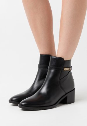 BLOCK BRANDING MID BOOT - Kotníkové boty - black