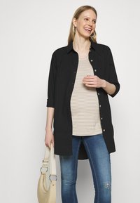 ONLY MATERNITY OLMWILMA - T-shirt estampada - humus/cloud dancer