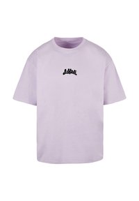 Lys lilla bomulls-t-skjorte med avslappet passform, som har en svart, stilisert "Lost Youth"-logo på framsiden av overkroppen.