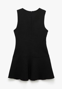 Vestido negro sin mangas con una tela texturizada, dobladillo acampanado y cierre de cremallera en la parte trasera. Silueta clásica con un acabado suave.
