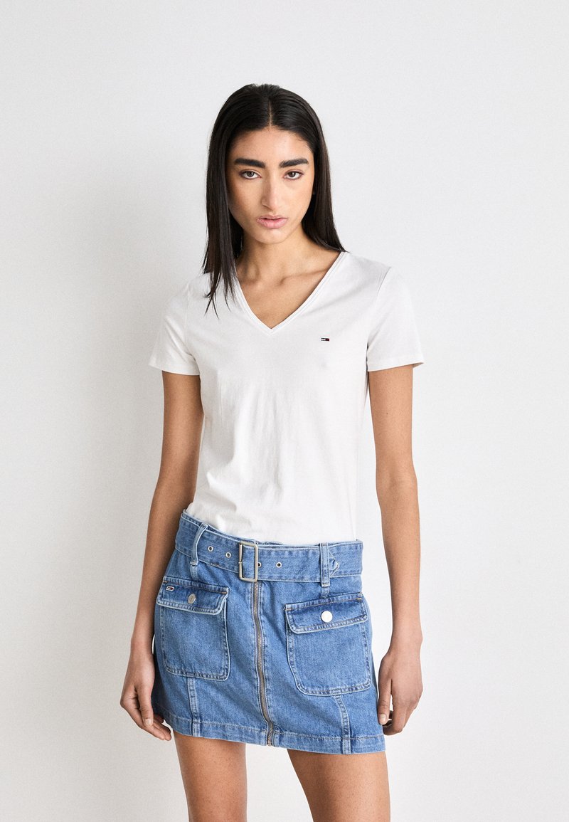 Tommy Jeans SKINNY V NECK - Basic T-shirt - white
