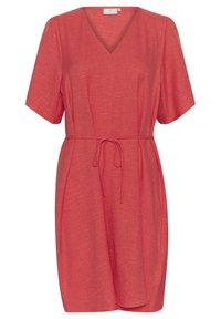 Robe corail à manches courtes en tissu texturé, avec un col en V et une taille à nouer, dotée d'une coupe décontractée et de détails de drapé subtils.