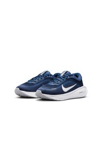 Par nevih mornarsko modrih tekaških čevljev Nike z belimi logotipi swoosh in oblazinjenimi belimi podplati, prikazanih na beli podlagi.