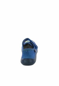 Blaue Kinder-Schlüpfschuhe mit einem strukturierten Stoffobermaterial, grünen Stichelementen und einer strapazierfähigen Gummisohle mit einem gepolsterten Innenraum.