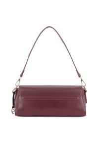 Bolso de cuero burdeos rectangular con cierre de solapa y una sola correa para el hombro sujeta por ganchos dorados.