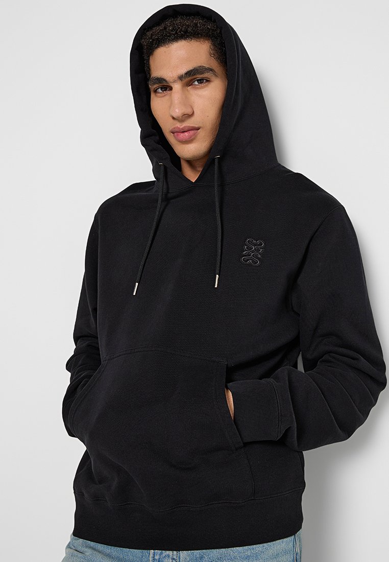 Schwarzer Kapuzenpullover mit Kordelzug, Fronttasche und dezentem geprägtem Logo-Detail. Aus weichem Stoff mit lockerer Passform hergestellt.