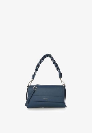 Bolso de cuero azul con correa trenzada, forma rectangular y herrajes plateados. Presenta una textura suave y un logo de marca sutil.