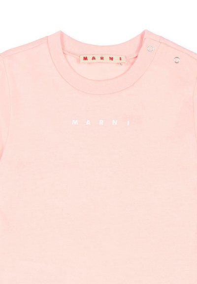 T-shirt en coton rose clair présentant un col rond et un détail à boutons-pression sur l'épaule. Lettre de marque blanche sur le devant.