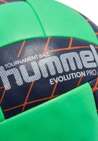 Grøn og marineblå volleyball med en glat overflade, der har orange geometriske detaljer og trykt branding "hummel EVOLUTION PRO."
