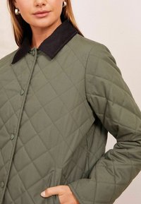 Friends Like These REGULAR FIT - QUILTED  - Lengva striukė - green