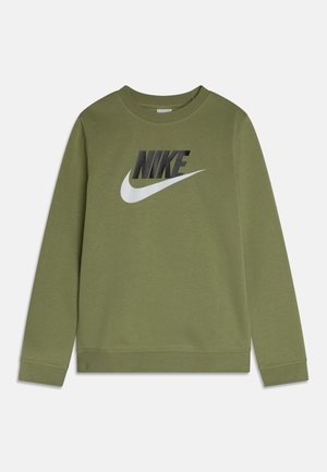 Olivgrüner langärmeliger Rundhalsausschnitt-Sweatshirt mit schwarzem "NIKE"-Text und weißem Swoosh-Logo, das auf der Vorderseite zentriert ist.