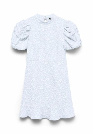 Fehér rövid ruha puffadt ujjakkal és kiemelkedő virágmintával, hátul gombos nyakkivágással és bővülő szegéllyel.