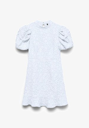 Hvid kort kjole med puffede ærmer og fremhævet blomstermønster, knaplukning ved nakkens bagside og vidt udsvinget skørt.