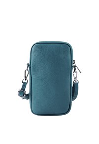 Turkooise leren crossbodytas met een gestructureerde afwerking, rechthoekige vorm, ritssluiting en verstelbare riem, met een zilverkleurige hardware-accent.