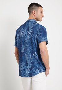 Guess ALLOVER-PRINT - Camicia - mehrfarbig grundton blau