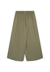Pantaloni a gamba larga verde oliva con vita elastica e texture morbida. Presentano due tasche laterali e un design ampio e fluttuante.