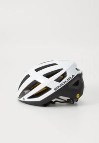Weißer Fahrradhelm mit schwarzen Akzenten, der Belüftungsschlitze zeigt und die Marke "Endura" seitlich sichtbar ist, vor einem schlichten Hintergrund.