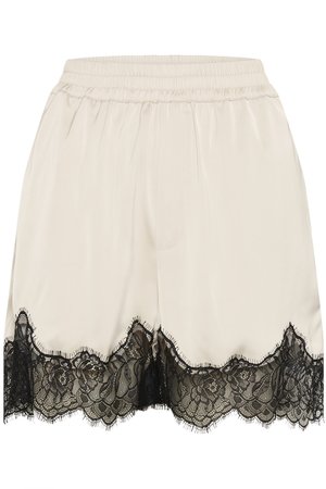 Shorts en satin crème avec ceinture élastique et bordure en dentelle florale noire le long de l'ourlet.