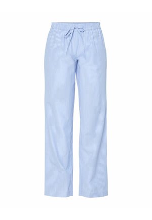 Pantalones de pijama azul claro con rayas verticales blancas. Cuentan con una cinturilla elástica con cordón. La tela parece suave con una textura lisa.