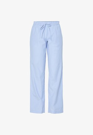 Lyseblå pyjamabukser med hvide lodrette striber. Har en elastisk talje med snoretræk. Stoffet ser blødt ud med en glat tekstur.