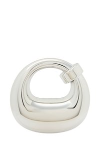 Oggetto decorativo in argento lucido con un design arrotondato e intrecciato, caratterizzato da curve fluide e un'apertura geometrica.