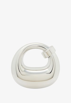 Poleret sølv dekorativt objekt med en rund, sammenflettet design, præget af glatte kurver og en geometrisk åbning.