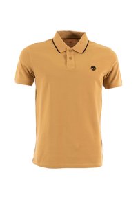 Polo à manches courtes en coton jaune moutarde avec un col noir, trois boutons et un petit logo sur la poitrine.