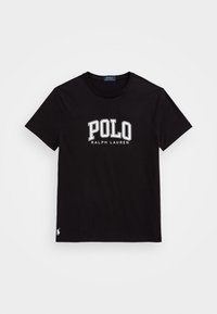 Černé polo tričko s krátkými rukávy Polo Ralph Lauren s bílým nápisem "POLO RALPH LAUREN" na hrudi a malým bílým logem blízko lemu.