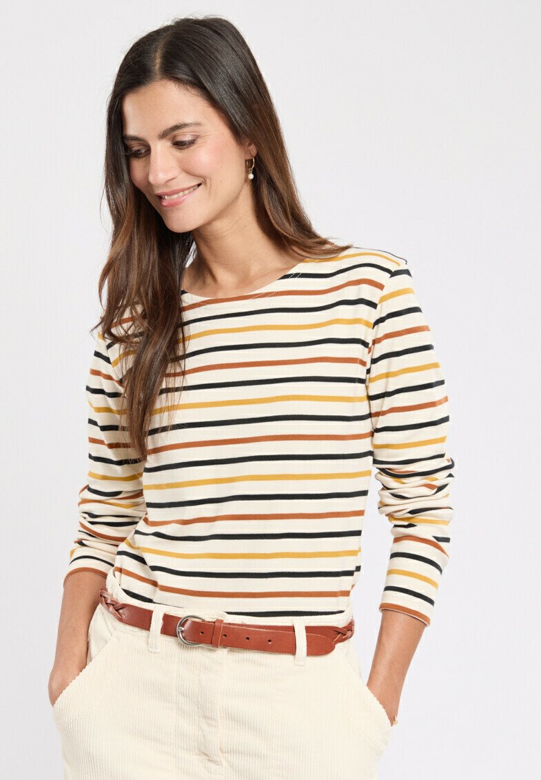 Lange mouwen gestreepte shirt in crème, met horizontale strepen in zwart, oranje en geel. Gecombineerd met een bruine riem en beige broeken.