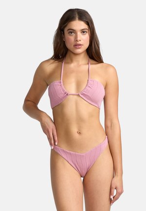 Roze bikiniset met een geprofileerde stof en diagonaal geribbeld patroon, halternekontwerp en een low-rise broekje.