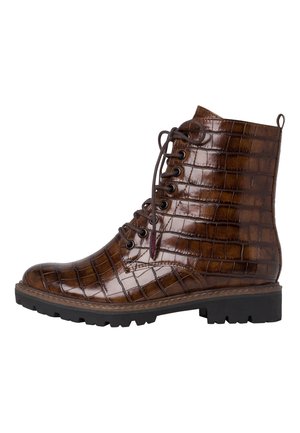 Bottine marron en cuir à texture crocodile avec lacets, semelle en caoutchouc noir et languette à l'arrière.