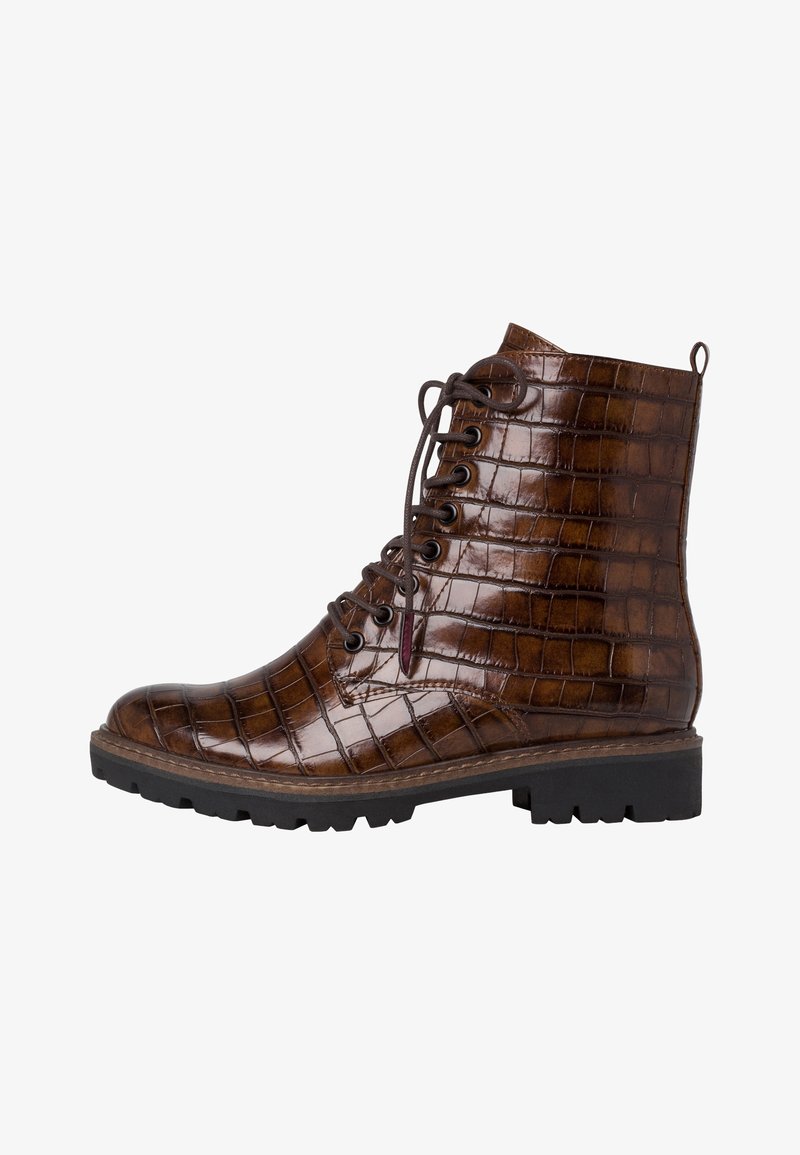 Bottine marron en cuir à texture crocodile avec lacets, semelle en caoutchouc noir et languette à l'arrière.