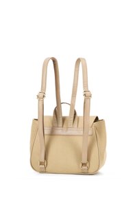 Pequeña bolsa de lienzo beige con correas de cuero, de forma rectangular y detalles de costura, con una base plana para estabilidad.