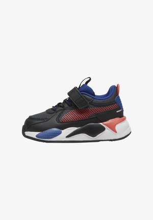 Baskets noires avec des accents rouges et bleus, tige en maille, col rembourré et bande Velcro. Semelle extérieure en caoutchouc avec motif texturé.