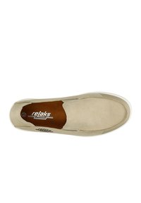 Beige Slipper mit einem Obermaterial aus Wildleder, braunem Lederakzent an der Seite, weißer Gummisohle und Logo auf der Innensohle.
