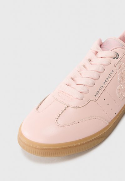 Sneaker in pelle rosa con punta arrotondata, dettagli testurizzati e suola in gomma. Design con lacci, logo laterale e rifiniture lucide.