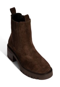 Braune Wildleder-Ankle-Boots mit quadratischer Zehenpartie, elastischen Seitenpaneelen, Hintertape sowie einer robusten Laufsohle für besseren Halt.