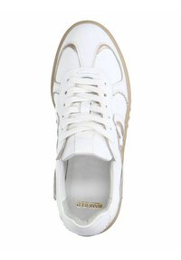 Witte sneaker met een glad leren bovenwerk, beige rubberen buitenzool, ronde neus en vetersluiting. Gouden logo detail op de binnenzool.