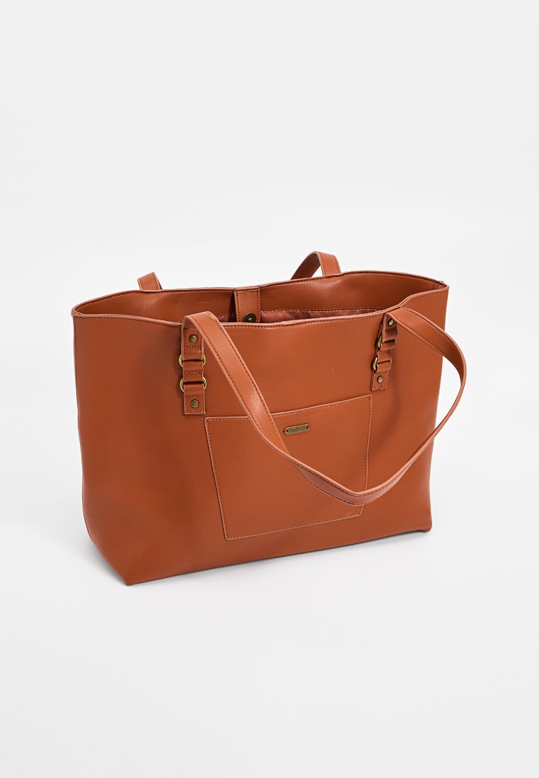 Bolso tote de cuero marrón con dos asas largas, un bolsillo frontal y una textura suave. Presenta un sutil logotipo en la parte delantera.