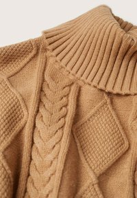 Strickpullover in Camel-Farbe mit einem gerippten Rollkragen, einem Zopfmuster und strukturierten Einsätzen, die eine weiche, gemütliche Textur bieten.