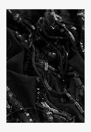 Mustmust kangas, millel on sädelevad kivid, millele on lisatud tekstuuriga võrgupind. Materjal on kihiline peenete sädelevate kiududega, luues sügavuse ja kontrasti.