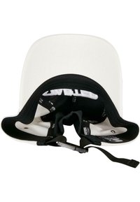 Chapeau blanc avec un dessous noir, bandoulière réglable et étiquette intérieure. Caractéristiques : couronne arrondie et bord incliné.