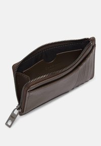 Brązowy skórzany portfel z zamknięciem na zamek, posiadający teksturowaną powierzchnię, przegródki na karty oraz kontrastową wyściółkę wewnętrzną.