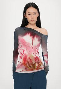Langärmliges Oberteil mit floralem Muster in Pink und Rot, einseitig tragbar, aus glattem, leichtem Material.