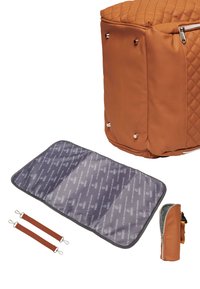 Bolsa de nylon marrón acolchada con herrajes plateados, incluye una alfombra gris con patrón y dos asas marrones con clips. Diseño compacto con textura suave.