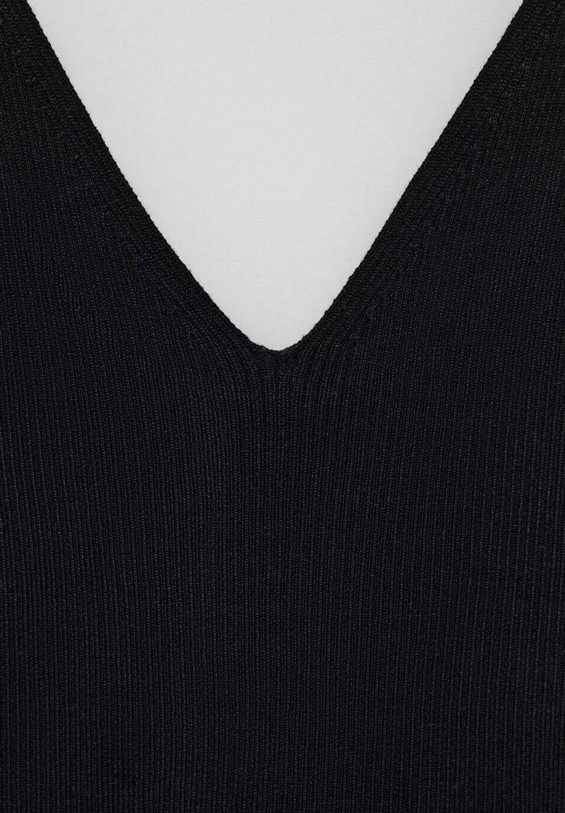 Czarna, prążkowana bluzka z dekoltem w kształcie litery V, o gładkiej fakturze i dopasowanym kroju. Bez widocznych wzorów ani elementów metalowych.