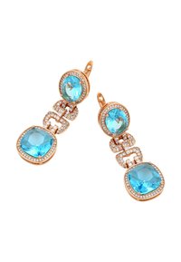 Gli orecchini in oro rosa presentano due grandi pietre blu, una ovale e una quadrata, accentuate da piccoli cristalli trasparenti lungo il design intrecciato.