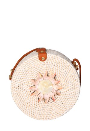 Sac à main en paille rond avec une sangle en cuir beige naturel. Présente un design décoratif en éclat de soleil rose et blanc avec un accent en coquillage au centre.